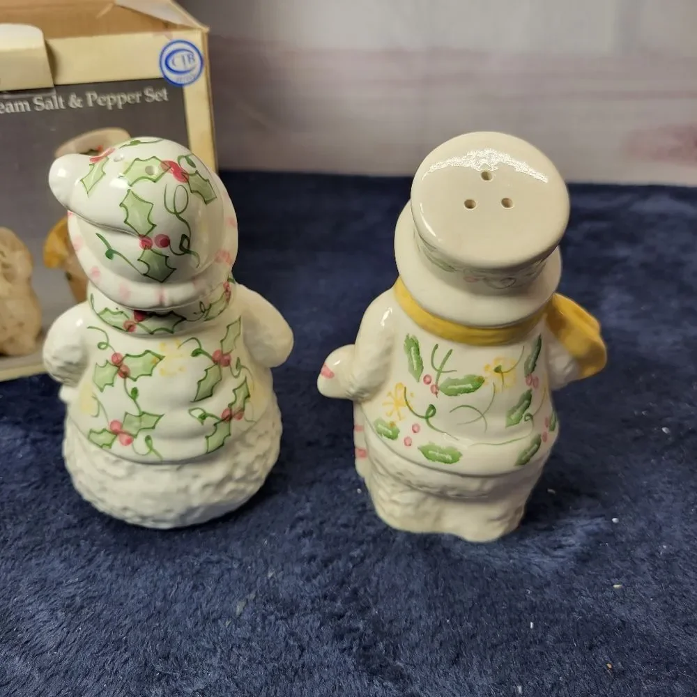 NEW VINTAGE VANILLA CREAM CHRISTMAS SNOWMAN SNOWLADY SALT & PEPPER SHAKERS